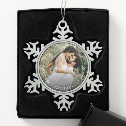Simple Custom Couple Photo and date Personalized Tin Sneeuwvlok Ornament (Kistje)