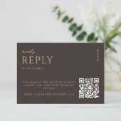 Simple Dark Brown Modern Chic Wedding RSVP Kaartje (Staand voorkant)