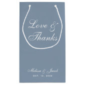 Simple Dusty Blue Wedding Love & Bedankt Script Klein Cadeauzakje (Achterkant)