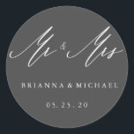 Simple Elegant Calligraphy Mr en Mrs Wedding Ronde Sticker<br><div class="desc">Eenvoudige Elegante Kalligrafie Mr en Mrs Wedding Sticker. Voor meer geavanceerde aanpassing van dit ontwerp,  klikt u op de knop "Aanpassen" hierboven! Overeenkomende objecten zijn ook beschikbaar.</div>