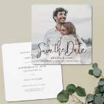 Simple Elegant Modern Black Typografie Foto Save The Date<br><div class="desc">Deze simpele foto-bruiloft, behalve de date flat card, heeft een warm, minimalistisch design. De standaardkaartvorm is rond gemaakte hoeken, maar dit ontwerp werkt ook wonderbaarlijk met standaard scherpe hoeken, zodat probeer zowel kijkt als ziet welke uw fancy treft! We bieden dit ontwerp ook in een rechthoekige vorm aan, dus controleer...</div>