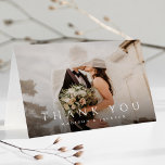 Simple Elegant Modern Wedding Photo Bedankkaart<br><div class="desc">Deze budget platte bruiloft bedankkaart is voorzien van uw volledige trouwfoto,  met elegante type overlay. Pas uw speciale bruiloft dank u aan de binnenkant,  of verwijder het om de achterkant leeg te laten voor uw handgeschreven bericht van bedankt.</div>