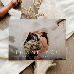 Simple Elegant Modern Wedding Photo Bedankkaart<br><div class="desc">Deze budget platte bruiloft bedankkaart is voorzien van uw volledige trouwfoto,  met elegante type overlay. Pas uw speciale bruiloft dank u op de achterkant,  of verwijder het om de achterkant leeg te laten voor uw handgeschreven bericht van bedankt.</div>