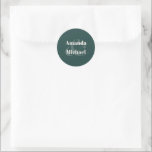 Simple Emerald Green Modern Bride en Groom Ronde Sticker<br><div class="desc">Projecteer een gevoel van moderne eenvoud met dit stijlvolle, eenvoudige bruid- en bruimvormig ontwerp van de sticker in de populaire kleurenkeuze - smaragdgroen met lichtecru-tekst. De namen van de bruid en de bruidegom zijn in vet lettertype met een grote, stijlvolle ampersing voorzien die bij hun namen hoort. Deze stickers zijn...</div>