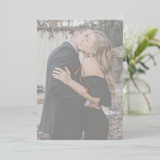 Simple Faux Vellum Elegant Script Photo Roos Gold Folie Uitnodiging (Staand Voorkant)