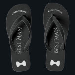 Simple Fun Best Man Name & Bow Stropdas Wedding Teenslippers<br><div class="desc">Deze leuke teenslippers zijn een geweldige manier om de beste man op je bruiloft te bedanken, en een geweldige manier om zijn voeten na een lange dag een pauze te geven! Ze hebben een simpel wit op zwart design met zijn naam bovenaan, de woorden "Beste man" in klastige letters in...</div>