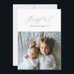 Simple Gilded Silver Foil Joyful Script Feestdagenkaart<br><div class="desc">Dit minimalistische ontwerp heeft slechts een kleine extra glans van faux folie-letters. De faux backer van de folie kan ook door een andere familiefoto worden vervangen.</div>