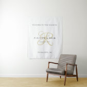 Simple Gold Monogram Wedding Welcome Sign Wandkleed (In situ)