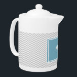 Simple Gray ZigZag Theepot<br><div class="desc">Dit is eenvoudig maar klassiek - grijs zigzagpatroon met monogram plaque in turquoise - allemaal volledig aanpasbaar.</div>