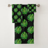 Simple Green Monstera Leaf Pattern on Black Bad Handdoek (Insitu)