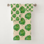 Simple Green Monstera Leaf Pattern on Light Beige Bad Handdoek (Insitu)