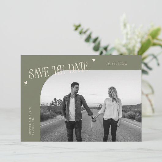 Simple Heart Sage Green Curved Frame Photo Save The Date (Staand voorkant)