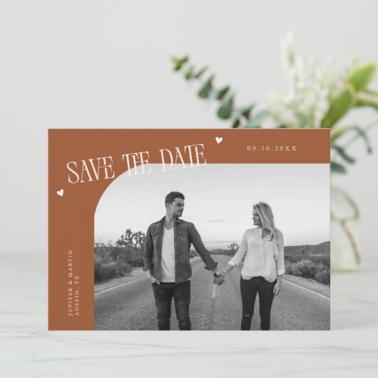 Simple Heart Terracotta Curved Frame Photo Save The Date (Staand voorkant)