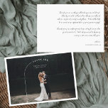 Simple Modern Boho | Foto bruiloft Hartelijk dank Bedankkaart<br><div class="desc">Elegante en eenvoudige bruiloft dank u met een enkele lijnboog die uw foto inlijsten. Deze professioneel ontworpen kaarten zijn snel aanpasbaar. Bruiloft dank u kaarten zijn de perfecte manier om uw waardering uit te drukken aan familie en vrienden voor hun hulp, steun, liefde, vriendschap en vrijgevigheid, niet alleen op uw...</div>