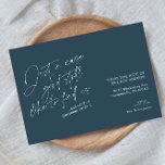 Simple Modern Funny Blue Moving Aankondiging<br><div class="desc">Een eenvoudig modern, bewegend aankondigingsontwerp in Blauw en wit met een grappig citaat dat "enkel in hoesje u ons nog zou willen vinden"en u kunt de rest van het bericht "personaliseren en ons kerstkaarten verzenden", uw nieuw adres, handtekening en een kort bericht op de rug toevoegen. Als u hulp of...</div>