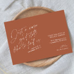 Simple Modern Funny Terracotta Rust Moving Aankondiging<br><div class="desc">Een eenvoudig modern, bewegend aankondigingsontwerp in terracotta / roest en wit met een grappig citaat dat "Gewoon in hoesje je nog steeds graag wilt vinden" en je kunt de rest van het bericht "en ons kerstkaarten sturen" personaliseren, je nieuwe adres, handtekening en een korte boodschap achteraan toevoegen. Als u hulp...</div>
