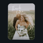 Simple Modern Photo Elegant Wedding Magneet<br><div class="desc">Eenvoudige trouwmagneten met "Dank u"in een elegant handgeschreven manuscript over de bovenkant verlaten en uw namen in het bodemrecht,  over uw favoriete foto. De tekst met de hand voegt een romantische aanraking toe aan dit minimalistische ontwerp. Deze magneten zijn geweldig als een persoonlijke bruiloft die je gasten wil behouden.</div>