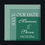 Simple Modern Script Wedding Emerald Green Magneet<br><div class="desc">Eenvoudige moderne chic script bruiloft magneet 'SAVE OUR DATE' voor bruiden die hun ceremonies in modern smaragdgroen aanprijzen. Al reeks op moderne witte doopvont met initialen aan de kant.</div>