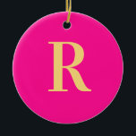 Simple Monogram Modern Keramisch Ornament<br><div class="desc">Dit is een schattig eenvoudig, modern, gepersonaliseerd monogram ontwerp. Dit stijlvolle ontwerp is in trending hot pink met stijlvolle typografie. Het is perfect voor een gepersonaliseerd geschenk of ideaal als kerstboom decoratie voor jezelf. Voeg eenvoudig uw initiaal letter toe door het te typen in het personaliseer dit tekstvak. Bekijk het...</div>