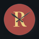 Simple Monogram Modern Ronde Klok<br><div class="desc">Dit is een eenvoudig, modern, gepersonaliseerd monogram ontwerp. Dit stijlvolle ontwerp is trending brown met stijlvolle typografie. Het is perfect voor een gepersonaliseerd geschenk of ideaal als een nieuw interieur accessoire voor jezelf. Voeg eenvoudig uw initiaal letter toe door het te typen in het personaliseer dit tekstvak. Bekijk het ontwerpbewerkingshulpmiddel...</div>