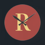 Simple Monogram Modern Ronde Klok<br><div class="desc">Dit is een eenvoudig, modern, gepersonaliseerd monogram ontwerp. Dit stijlvolle ontwerp is trending brown met stijlvolle typografie. Het is perfect voor een gepersonaliseerd geschenk of ideaal als een nieuw interieur accessoire voor jezelf. Voeg eenvoudig uw initiaal letter toe door het te typen in het personaliseer dit tekstvak. Bekijk het ontwerpbewerkingshulpmiddel...</div>