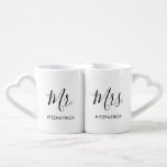 Simple Mr en Mrs Last Name Pas getrouwd Wedding Loversmokken<br><div class="desc">Eenvoudige stellen koffie-mok met "Mr. en Mrs." in een elegant script samen met je achternaam in zwart op een witte achtergrond. Deze moderne koffieset maakt een geweldig trouwcadeau voor een bruid en bruid.</div>