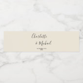 Simple Natural White Script Minimalist Wedding Waterfles Etiket (Enkel label)