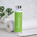Simple Neon Lime Green Name Elegant Script Modern Waterfles<br><div class="desc">Een felneonlime groene waterfles met moderne stijl met een eenvoudig en minimalistisch design met jouw naam in een elegant script. Een schattig ontwerp perfect voor een meisje.</div>