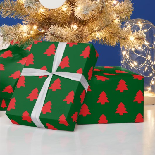 Simple Red Christmas Trees on Dark Green Cadeaupapier (Feestdagen)