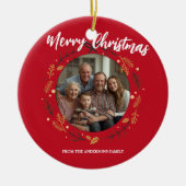 Simple red Christmas Wreath Photo Family name Keramisch Ornament (Voorkant)