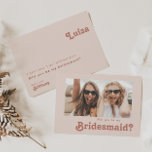 Simple Retro Blush Photo Bridesmaid-voorstel Kaart<br><div class="desc">Deze simpele retro blush bridesmaid voordracht kaart is perfect voor je klassieke, schimmelige aardenbruiloft. Het ontwerp bevat een minimalistische hippie rustic boho font. Het neutrale Zuidwest-woestijnkleurenpalet en de rijke bosmische middeleeuwse letters combineren voor een perfect, minimaal modern western bestemmingsontwerp. Voel vrij om de kleur te veranderen voeg uw eigen kunstwerk,...</div>