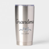 Simple Script Bow Grandma Est. Year Geïsoleerde Drinkbeker (Achterkant)
