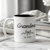 Simple Script Bow Grandma Est. Year Tweekleurige Koffiemok