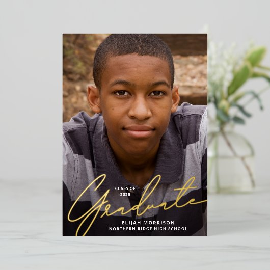 Simple Script Gold Foil Photo Graduparty Folie Uitnodiging (Staand Voorkant)