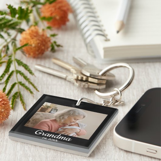 Simple Script Grandma Est.Photo Year Black Sleutelhanger (Voorkant Rechts)