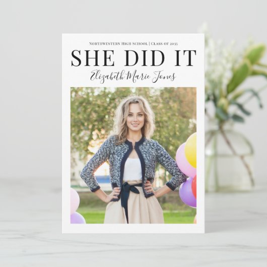 Simple SHE HEEFT IT Afstuderen Moderne Foto Afstud Aankondiging (Staand voorkant)