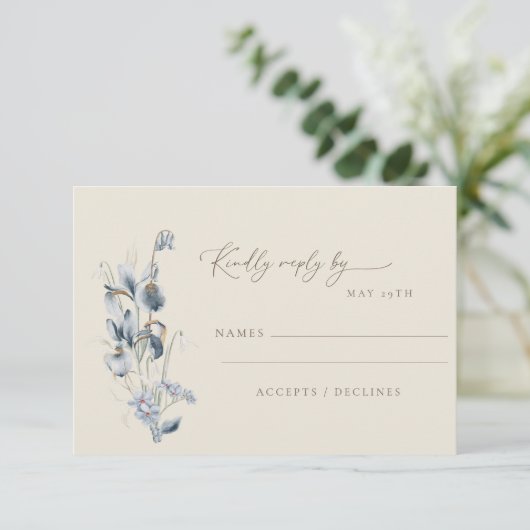 Simple Soft Blue Floral Minimalist Wedding  RSVP Kaartje (Staand voorkant)