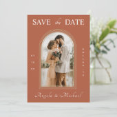 Simple Terracotta Arch Verloving Foto Boho Brown Save The Date (Staand voorkant)