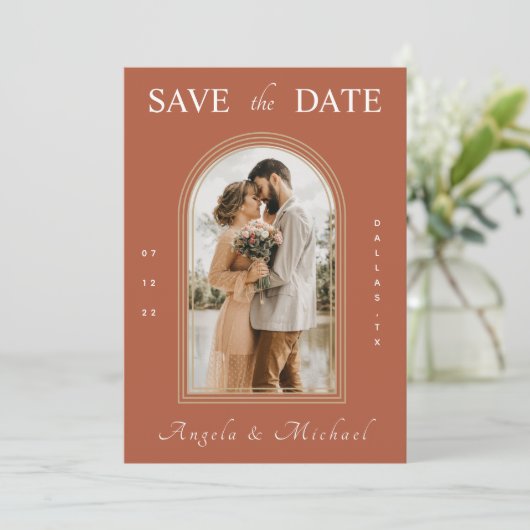 Simple Terracotta Arch Verloving Foto Boho Brown Save The Date (Staand voorkant)