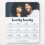 Simple Trendy Typografie 2020 Photo Calendar Muismat<br><div class="desc">Dit moderne,  stijlvolle 2020 kalendermuispad biedt trendy scripttypografie die "twintig" zegt,  gepersonaliseerd met uw eigen naam en foto.</div>