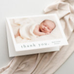 Simple Type Photo-Baby Bedankkaart<br><div class="desc">Een eenvoudige baby van de Foto van het Type dank u kaart met foto op de voorzijde en een volledige naamkopbal en een persoonlijk bericht van de familie op de binnenkant. Klik uitgeven knoop om dit ontwerp met uw foto's en details aan te passen.</div>
