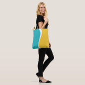 Simple Waves 2 in Turquoise, Geel en Wit Tote Bag (Op model)