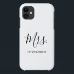 Simple White Mrs Last Name Pas getrouwd Bride Wedd Case-Mate iPhone Case<br><div class="desc">Eenvoudig telefoongeval met "Mrs."in een elegant manuscript samen met uw familienaam in zwart over een witte achtergrond. Deze moderne telefoonzaak maakt een geweldig trouwcadeau voor een bruid.</div>