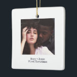 Simple White Squared Love Engaged Weddenfoto Keramisch Ornament<br><div class="desc">Moderne, minimale vrolijke en gehuwde eenvoudige foto-bruiloft of Verloving keramische siervoorwerpen. Creëer uw eigen kerstfeestelijke gepersonaliseerde versieringen met uw huwelijksfoto's op voor en achter, maak uw eigen monogram met initialen, schrijf datum, jaar en elke liefdesboodschap. Een stijlvolle sjabloon met een vettige zwarte en witte typografische typemachine met een drukke vormgeving....</div>