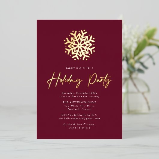 Simple Wine and Gold Snowflake Holiday Party Folie Uitnodiging (Staand Voorkant)