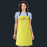 Simple Yellow Black Chic Elegant Name Script Apron Schort<br><div class="desc">Simple Yellow Black Chic Elegant Name Script Schort Brighten Her Culinary Journey: Dit levendige gele schort versierd met een prachtig contrasterend zwart script is niet alleen een kledingstuk; het is een vrolijke metgezel van haar bakken, koken, of tuinieren inspanningen. De gepersonaliseerde naam, geschreven in elegante versieringen met lange staarten, brengt...</div>