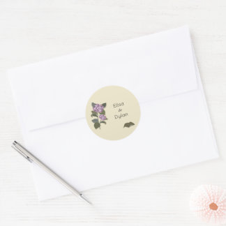 Simplistische Paarse bloem met groene bladeren Ronde Sticker