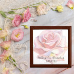 Simplistische Solitaire Roze Rose bruiloft handtek Cadeaudoosje<br><div class="desc">Bent u op zoek naar een gepersonaliseerde aandenken doos om gekoesterde herinneringen op te slaan vanaf uw trouwdag? Deze elegante aandenken doos, met de namen van de man en vrouw, de trouwdatum, en een solitaire bleke roze roos ontwerp, is de perfecte keuze. Het stelt u in staat om uw kostbare...</div>