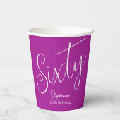 Simply Modern Script Donkerroze 60ste verjaardag Papieren Bekers (Achterkant)