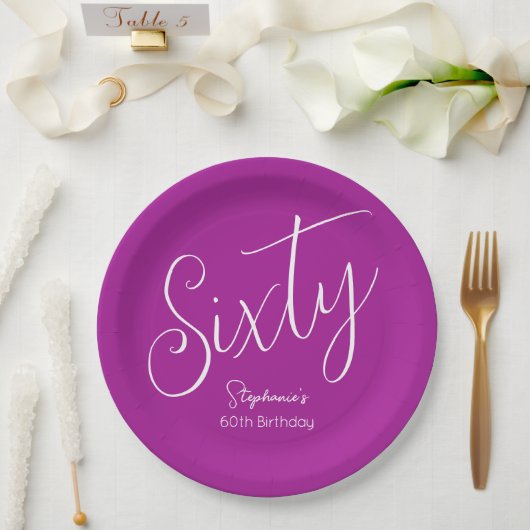 Simply Modern Script Donkerroze 60ste verjaardag Papieren Bordje (Huwelijk)